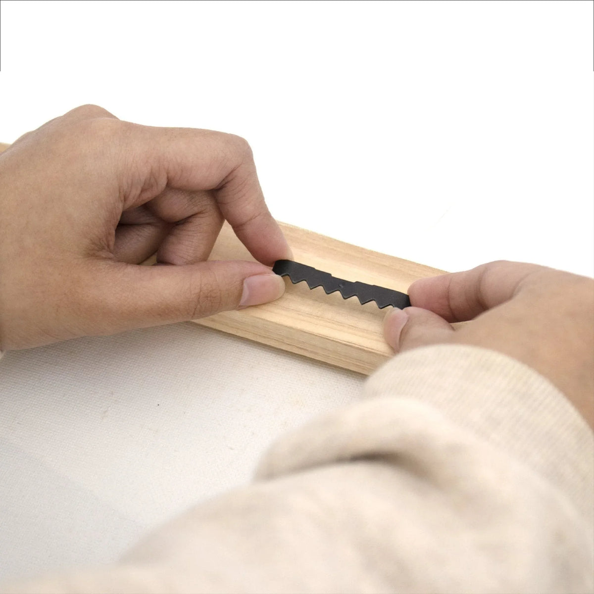 Large Sawtooth Nailess Black - S-HWR-3920X - Picture Hang Solutions